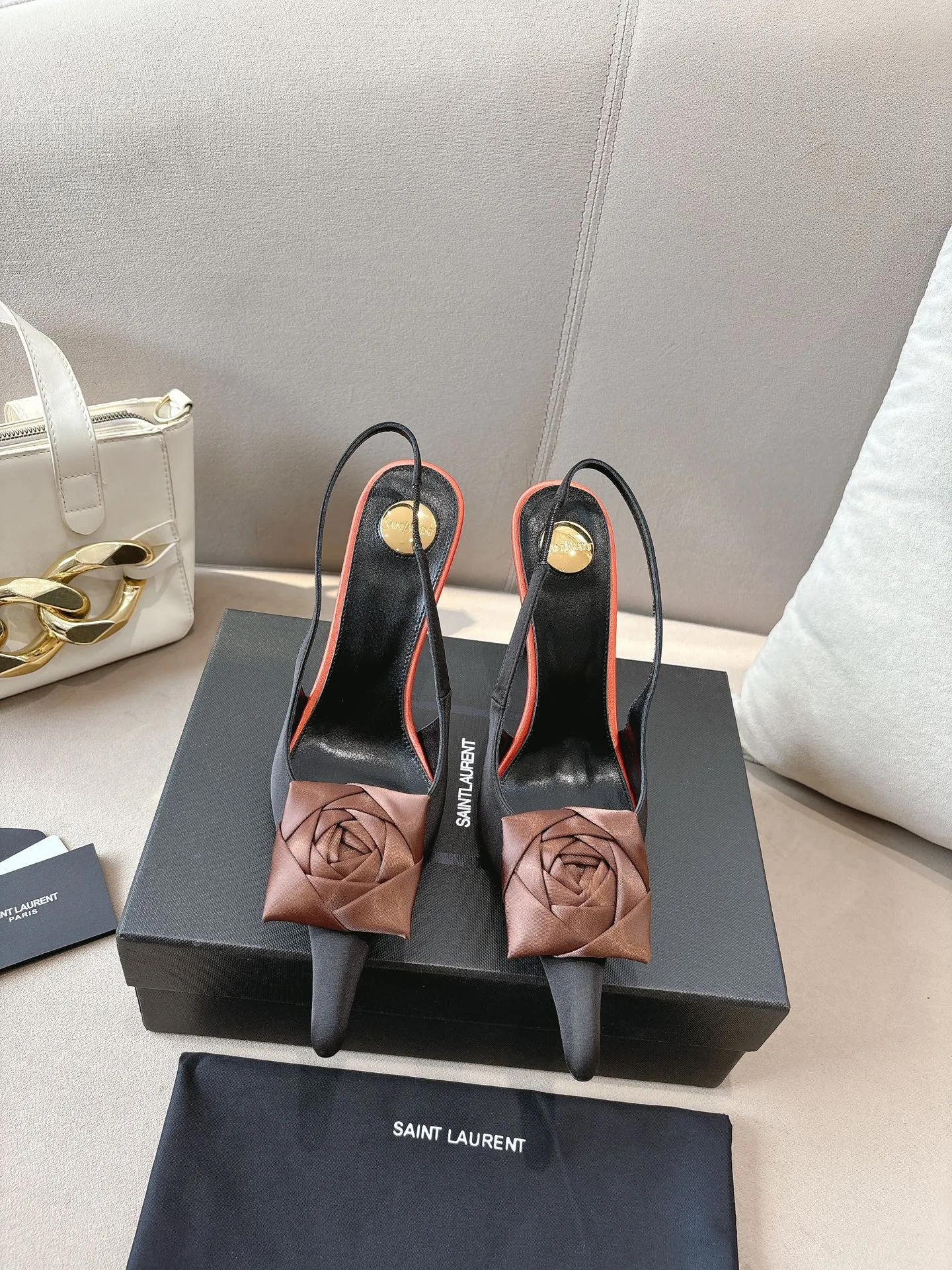👟👟Ex-factory price 680👟👟 Saint Laurent ysl 25ss/autumn and winter ready-to-wear flower series catwalk style high heels. The toe and contrasting color design make the final effect quite impressive. The different colors are also very beautiful. Straight heels, curved heels, with flowers, and without flowers can be selected. Only YSL understands women’s hearts best and does not accept refutation. It is a super invincible feminine artifact, a must-have for women (z-brand full-body customization, own molded hardware accessories, perfect consistency) ✔ Upper: imported cow patent leather ✔ Inner lining: imported 🐑 goat leather ✔ Sole: imported genuine leather outsole ✔ Heel height: 10.5cm ✔ Size: 36-39 (40, 41, 42 can be customized and non-returnable) Flower style (full set of packaging)